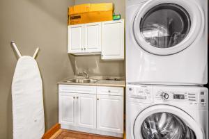 ビッグ・ホワイトにあるTreetops Ski Luxury Townhouseのキッチン(洗濯機、シンク付)