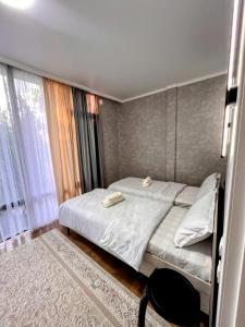 Un pat sau paturi într-o cameră la Apartments Asia Palace