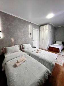 Un pat sau paturi într-o cameră la Apartments Asia Palace