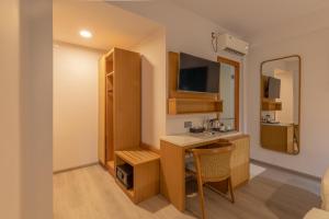 TV a/nebo společenská místnost v ubytování UMET Seaview Hotel with Free Airport Pick up and Drop T&C Apply
