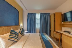 Postel nebo postele na pokoji v ubytování UMET Seaview Hotel with Free Airport Pick up and Drop T&C Apply