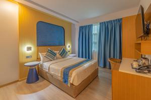 Postel nebo postele na pokoji v ubytování UMET Seaview Hotel with Free Airport Pick up and Drop T&C Apply