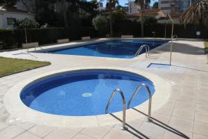 una gran piscina en un patio con en For a Stay Aqua, en Salou