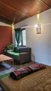 Postel nebo postele na pokoji v ubytování Karunamaya Hotel + 12 fotografií