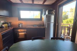 Køkken eller tekøkken på Chalet confortable et tranquille