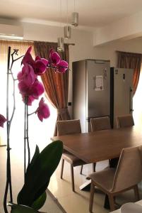 Un comedor con una mesa y un refrigerador. en Diatza, en Rodas