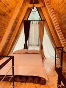 una camera da letto con letto in mansarda di Sunny Side - მზიანი მხარე a K'eda