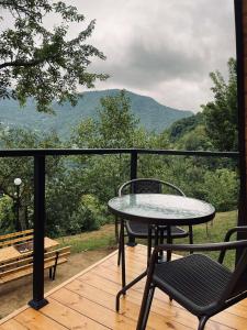 Vista generica sulle montagne o vista sulle montagne dall'interno di questo campeggio di lusso
