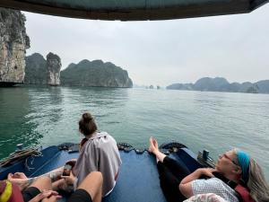 un groupe de personnes sur un bateau sur l'eau dans l'établissement Like hostel, à Hai Phong