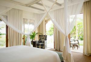 Cama ou camas em um quarto em Qambani Luxury Resort