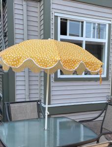 un parapluie à pois posé sur une table dans l'établissement Marine Drive Station Entire House, à Vancouver