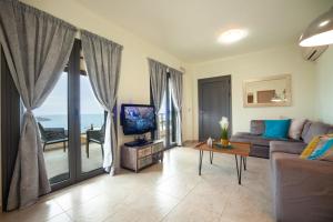 Televízia a/alebo spoločenská miestnosť v ubytovaní Elounda Sunrise Villa