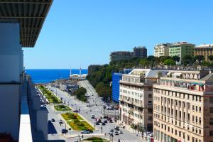 vista su una strada in una città con edifici di Attico Luxury con parcheggio e terrazza vista mozzafiato a Genova