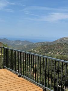 a balcony with a view of the mountains at Grande maison à Belgodère Balagne in Belgodère