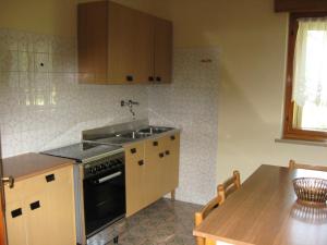 A kitchen or kitchenette at Lander Residence