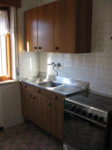 A kitchen or kitchenette at Lander Residence