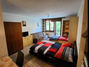Postel nebo postele na pokoji v ubytování Gemmi apartment Inden Leukerbad
