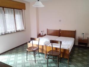 A bed or beds in a room at Lander Residence