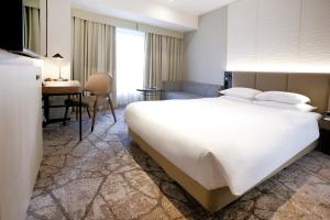 Ein Bett oder Betten in einem Zimmer der Unterkunft The Cypress Mercure Hotel Nagoya