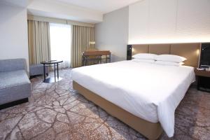 Ein Bett oder Betten in einem Zimmer der Unterkunft The Cypress Mercure Hotel Nagoya