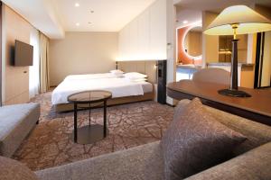 Ein Bett oder Betten in einem Zimmer der Unterkunft The Cypress Mercure Hotel Nagoya