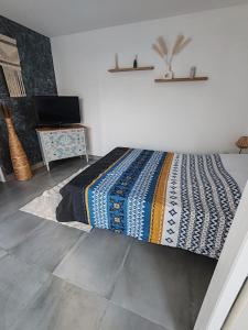 Postel nebo postele na pokoji v ubytování Chambre d'hôtes privée et indépendante avec piscine