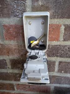 a piece of equipment on a brick wall at Studio Ceder 1 in Houthalen-Helchteren