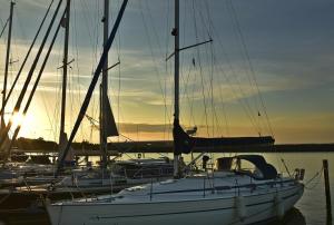 a group of sailboats docked in the water at sunset at Bed&Bike Gästezimmer direkt am Werratalradweg in Eschwege in Eschwege