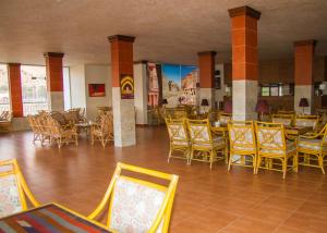 un comedor con sillas y mesas y una sala llena de en Al Anbat Hotel & Restaurant, en Wadi Musa