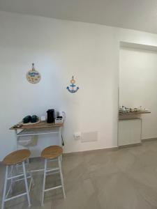 a room with two stools and a counter in a room at B&B il borgo dei pescatori in Cirò Marina