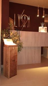 una hall con scrivania con piante e un cartello di Chalet du Lys Hotel & SPA a Gressoney-la-Trinité Altre 37 foto
