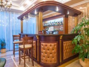 ロストフ・ナ・ドヌにあるDonskaya Roscha Park Hotelの椅子とバーカウンターのあるレストランのバー
