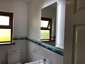 Ένα μπάνιο στο Kesh Lakeside Cottage +14 φωτογραφίες