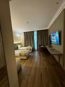 a hotel room with a bed and a desk at فندق رؤيا الاندلس النخبة - Roaya Alandalus Elite Hotel in Medina
