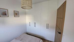 Ένα ή περισσότερα κρεβάτια σε δωμάτιο στο Nowy Apartament Wesoła