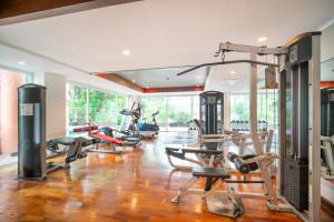 Fitness centrum a/nebo fitness zařízení v ubytování 芭东精装两卧公寓 近马林夜市 芭东海滩
