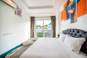 Postel nebo postele na pokoji v ubytování 芭东精装两卧公寓 近马林夜市 芭东海滩