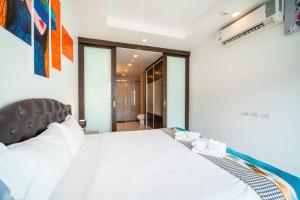 Postel nebo postele na pokoji v ubytování 芭东精装两卧公寓 近马林夜市 芭东海滩