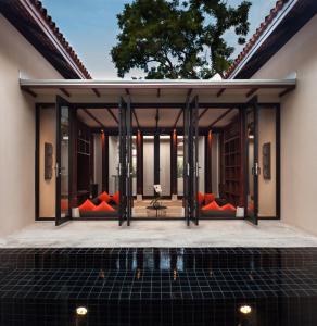 Bazén v ubytování Anantasila Beach Resort Hua Hin nebo v jeho okolí
