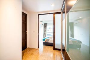 Postel nebo postele na pokoji v ubytování 芭东精装两卧公寓 近马林夜市 芭东海滩