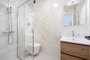 ein Badezimmer mit Dusche, Toilette und Waschbecken in der Unterkunft Tonka Roberta 2 in Crikvenica + 19 Fotos