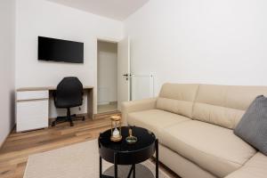 ein Wohnzimmer mit Couch und Schreibtisch in der Unterkunft Tonka Roberta 2 in Crikvenica