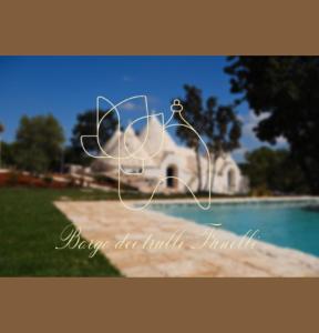 ein Foto von einem Haus und einem Pool in der Unterkunft Borgo dei trulli Fanelli in Castellana Grotte