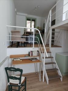 Palanda nebo palandy na pokoji v ubytování Grand studio duplex