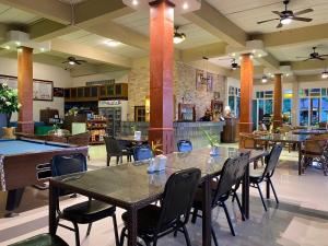 a dining room with tables and chairs in a restaurant at Koh Chang Bailan Beach Resort in Ko Chang