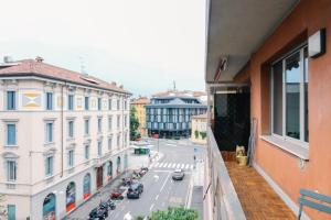 une vue d'une rue de la ville depuis un balcon dans l'établissement Flora Inn, Paglia 2 - Nel cuore del centro città, à Bergame