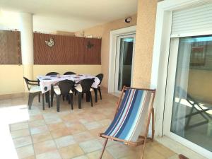 a dining room with a table and chairs at Apartamento Familiar Jávea en Planta Baja in Jávea