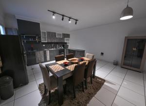 Kuchyň nebo kuchyňský kout v ubytování Pyramids Gem Plaza Hotel