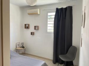 Postel nebo postele na pokoji v ubytování Cosy T3 au coeur de Sainte Anne