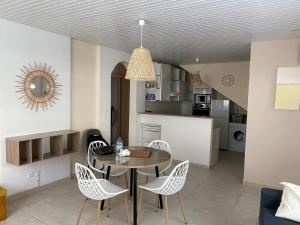 Kuchyň nebo kuchyňský kout v ubytování Cosy T3 au coeur de Sainte Anne + 26 fotografií